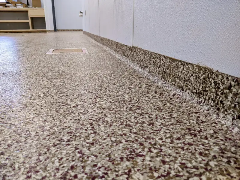 Flake epoxy floor with a seamless cove base